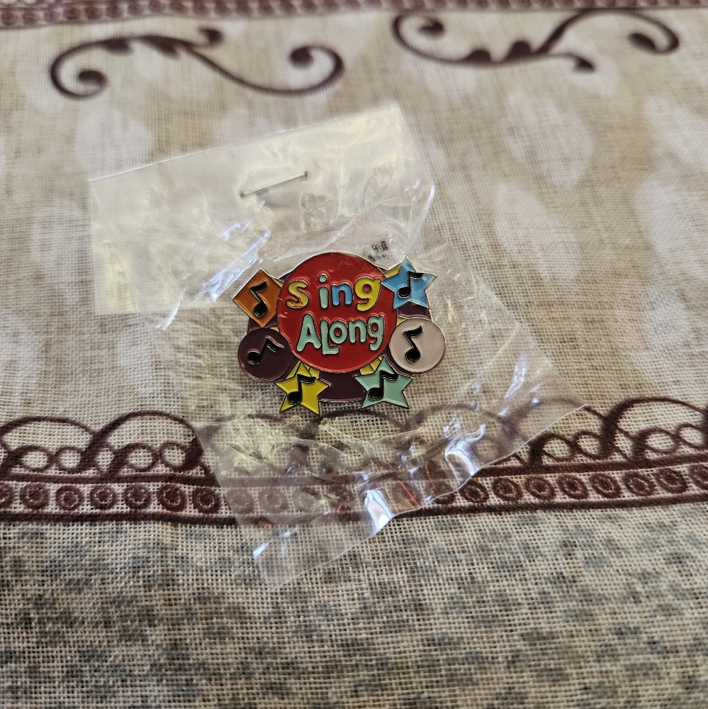 Sing along pendant pin💖✨️🎶🎤